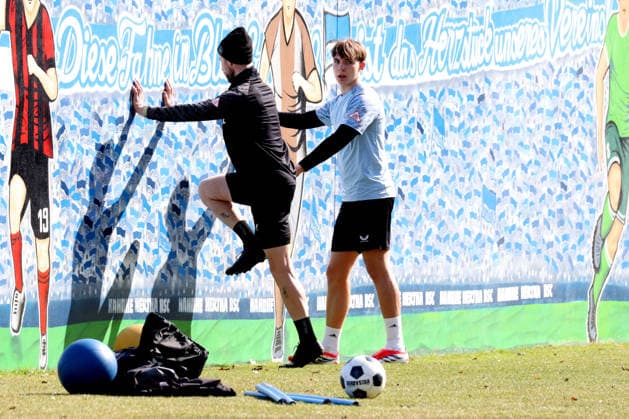 DEU, DFL, 2 FBL Hertha BSC, Training, 18 03 2026, Sportforum, Berlin, DEU, DFL, 2 FBL Hertha BSC, Training, im Bild Kennet Eichhorn Hertha BSC Berlin 23 , Fitnesstrainer Hendrik Vieth Hertha BSC DFL regulations prohibit any use of Photographs as image sequences and or quasi video nordphotoxGmbHx xEngler nph00076