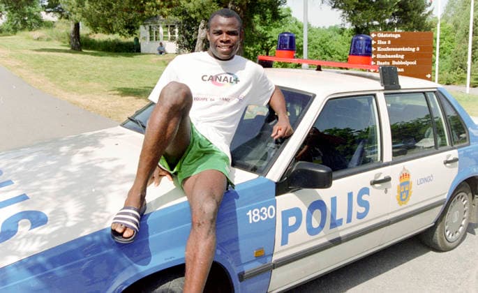 920608 Football, UEFA EURO, EM, Europameisterschaft,Fussball 1992 in Sweden, Group 1, France, preview, training and media event: France™s Basile Boli on a police car during a press event. Photo: BILDBYRAN M026_18 M026_18 scanx fotboll em em92 em 92 em 1992 em1992 frankrike france förhands preview training träning press event bbeng dia group 1 football soccer sverige sweden euro uefa euro 1992 euro1992 euro92 920608 european championships europamästerskap stockholm *** 920608 Football, Uefa EURO 1992 in Sweden, Group 1, France, preview, training and media event France™s Basile Boli on a police car during a press event Photo BILDBYRAN M026 18 M026 18 scanx fotboll em em92 em 92 em 1992 em1992 frankrike france förhands preview training träning press event bbeng dia group 1 football soccer sverige sweden euro uefa euro 1992 euro1992 euro92 920608 european championships europamästerskap stockholm  Copyright: BILDBYRAN BB920608BB017