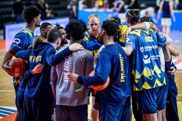 easycredit BBL Basketball Bundesliga 2025 2026 21 Matchday Catch-up 18 03 2026 Science City Jena vs EWE Baskets Oldenburg Center Seth Hinrichs Oldenburg speaks to the team, swears a Sparkassen Arena