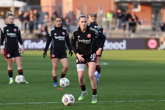 FBL Womens Bundesliga Eintracht Frankfurt and TSG Hoffenheim warm Up Laura Freigang Eintracht Frankfurt is playing with a bandag during the Google Pixel Womens Bundesliga match between Eintracht Frankfurt and TSG Hoffenheim on March 18, 2026, at Stadion am Brentanobad in Frankfurt am Main, Germany Copyright: JoaquimxFerreira