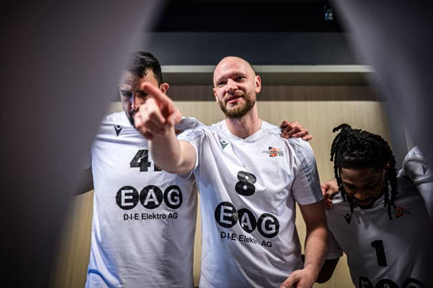 easycredit BBL Basketball Bundesliga 2025 2026 21 Matchday catch-up game 18 03 2026 Science City Jena vs EWE Baskets Oldenburg Robin Christen Jena with the team before the start of the game, points motivated to his teammates Sparkassen Arena