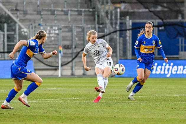 Soccer I Women I Season 2025 2026 I Bundesliga I 15 Matchday I FC Carl Zeiss Jena VfL Wolfsburg I 18 03 2026 Justine Kielland 18, VfL Wolfsburg plays the ball between Nike Andersson 6, FC Carl Zeiss Jena and Rieke Tietz 17, FC Carl Zeiss Jena Jena Ernst Abbe Sportfeld, ad hoc Arena Thüringen Germany Copyright: xLobeca InesxHähnelx