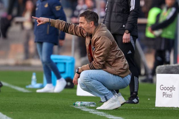 FBL Womens Bundesliga Eintracht Frankfurt and TSG Hoffenheim headcoach Niko Arnautis Eintracht Frankfurt gestures, gives instructions, gesticulate during the Google Pixel Womens Bundesliga match between Eintracht Frankfurt and TSG Hoffenheim on March 18, 2026, at Stadion am Brentanobad in Frankfurt am Main, Germany Copyright: JoaquimxFerreira
