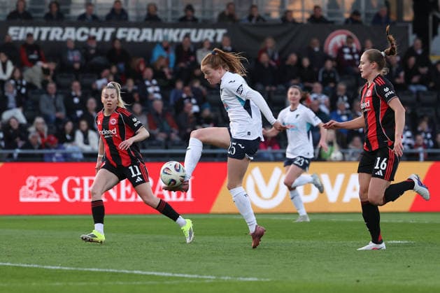 FBL Womens Bundesliga Eintracht Frankfurt and TSG Hoffenheim Nikee van Dijk TSG Hoffenheim , Martthine Ostenstad Eintracht Frankfurt in action, with the ball during the Google Pixel Womens Bundesliga match between Eintracht Frankfurt and TSG Hoffenheim on March 18, 2026, at Stadion am Brentanobad in Frankfurt am Main, Germany Copyright: JoaquimxFerreira