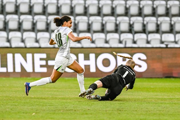 Soccer I Women I Season 2025 2026 I Bundesliga I Matchday 15 I FC Carl Zeiss Jena VfL Wolfsburg I 18 03 2026 Cora Zicai 28, VfL Wolfsburg creates a goal threat in the opening minutes and tests Jasmin Janning 1, FC Carl Zeiss Jena Jena Ernst Abbe Sportfeld, ad hoc Arena Thüringen Germany Copyright: xLobeca InesxHähnelx