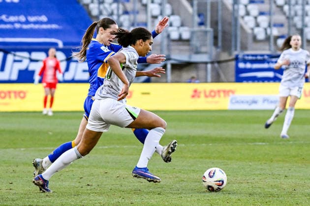 Soccer I Women I Season 2025 2026 I Bundesliga I 15 Matchday I FC Carl Zeiss Jena VfL Wolfsburg I 18 03 2026 duel Rieke Tietz 17, FC Carl Zeiss Jena vs Cora Zicai 28, VfL Wolfsburg Jena Ernst Abbe Sportfeld, ad hoc Arena Thüringen Germany Copyright: xLobeca InesxHähnelx