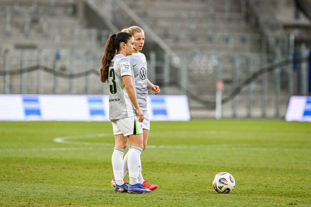 Soccer I Women I Season 2025 2026 I Bundesliga I Matchday 15 I FC Carl Zeiss Jena VfL Wolfsburg I 18 03 2026 Judit Pujols Parera 33, VfL Wolfsburg and Justine Kielland 18, VfL Wolfsburg stand ready for the free kick Jena Ernst Abbe Sportfeld, ad hoc Arena Thüringen Germany Copyright: xLobeca InesxHähnelx