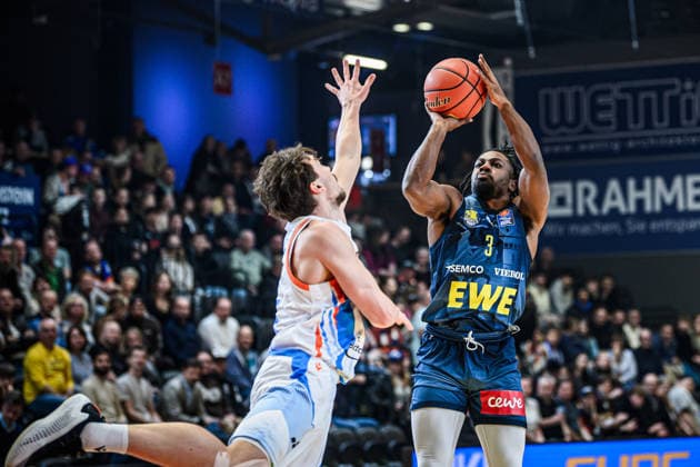 easycredit BBL Basketball Bundesliga 2025 2026 21 Matchday Catch-up 18 03 2026 Science City Jena vs EWE Baskets Oldenburg v re at the throw Christopher Clemons Oldenburg vs Kristofer Krause Jena Sparkassen Arena