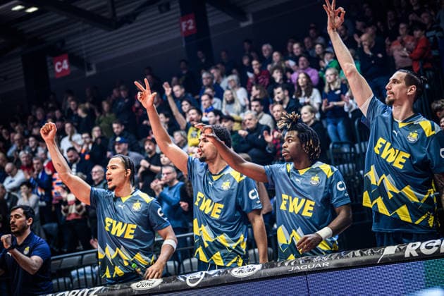 easycredit BBL Basketball Bundesliga 2025 2026 21 Matchday Catch-up 18 03 2026 Science City Jena vs EWE Baskets Oldenburg Cheers from the Oldenburg players on the bench over a successful 3-pointer Sparkassen Arena