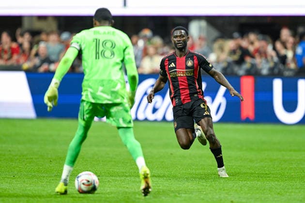 ATLANTA, GA - MARCH 14: Emmanuel Latte Lath 9 of the Atlanta challenges Andre Blake 18 of Philadelphia during the MLS, Fussball Herren, USA match between the Philadelphia Union and Atlanta United FC on March 14th, 2026 at Mercedes-Benz Stadium in Atlanta, GA. (Photo by Rich von Biberstein Icon Sportswire) SOCCER: MAR 14 MLS Atlanta United vs Philadelphia Union EDITORIAL USE ONLY Icon260314015
