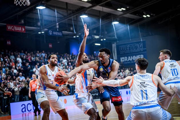 easycredit BBL Basketball Bundesliga 2025 2026 21 Matchday Catch-up 18 03 2026 Science City Jena vs EWE Baskets Oldenburg Center Dakarai Tucker Oldenburg plays a pass against 4 opponents Sparkassen Arena