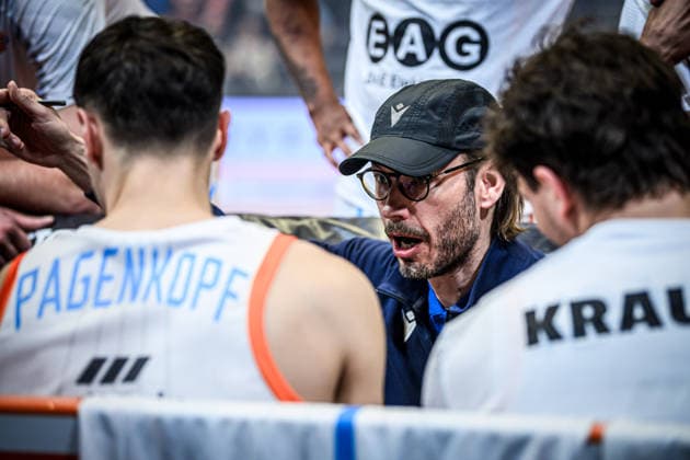 easycredit BBL Basketball Bundesliga 2025 2026 21 Matchday Catch-up 18 03 2026 Science City Jena vs EWE Baskets Oldenburg Coach Björn Harmsen Jena speaks to the team Sparkassen Arena