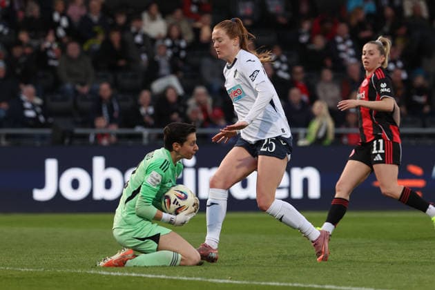 FBL Womens Bundesliga Eintracht Frankfurt and TSG Hoffenheim goalkeeper Lina Altenburg Eintracht Frankfurt , Nikee van Dijk TSG Hoffenheim in action, with the ball during the Google Pixel Womens Bundesliga match between Eintracht Frankfurt and TSG Hoffenheim on March 18, 2026, at Stadion am Brentanobad in Frankfurt am Main, Germany Copyright: JoaquimxFerreira