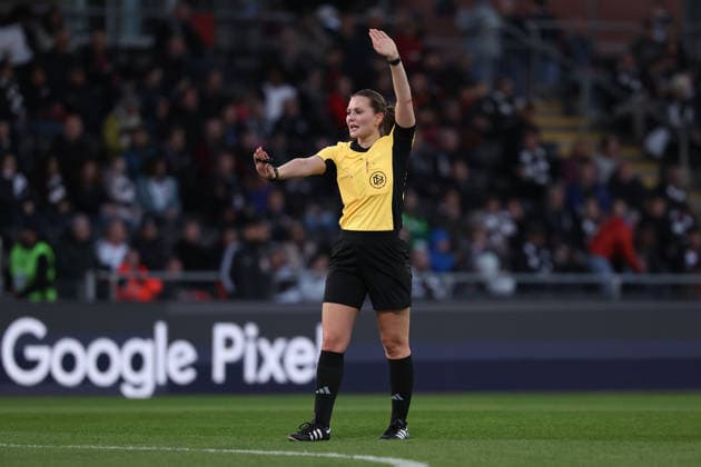 FBL Womens Bundesliga Eintracht Frankfurt and TSG Hoffenheim referee Selina Menzel gestures, gives instructions, gesticulate during the Google Pixel Womens Bundesliga match between Eintracht Frankfurt and TSG Hoffenheim on March 18, 2026, at Stadion am Brentanobad in Frankfurt am Main, Germany Copyright: JoaquimxFerreira