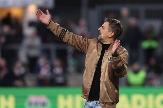 FBL Womens Bundesliga Eintracht Frankfurt and TSG Hoffenheim headcoach Niko Arnautis Eintracht Frankfurt gestures, gives instructions, gesticulate during the Google Pixel Womens Bundesliga match between Eintracht Frankfurt and TSG Hoffenheim on March 18, 2026, at Stadion am Brentanobad in Frankfurt am Main, Germany Copyright: JoaquimxFerreira