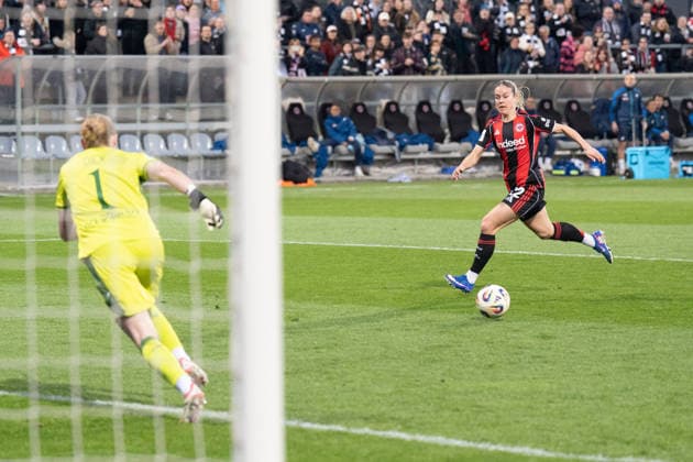 18 03 2026, xhfmx, Soccer Google Pixel Women Bundesliga, Eintracht Frankfurt TSG Hoffenheim v l Laura Dick TSG 1899 Hoffenheim Women , Nadine Riesen Eintracht Frankfurt Women DFL DFB REGULATIONS PROHIBIT ANY USE OF PHOTOGRAPHS as IMAGE SEQUENCES and or QUASI VIDEO Frankfurt am Main