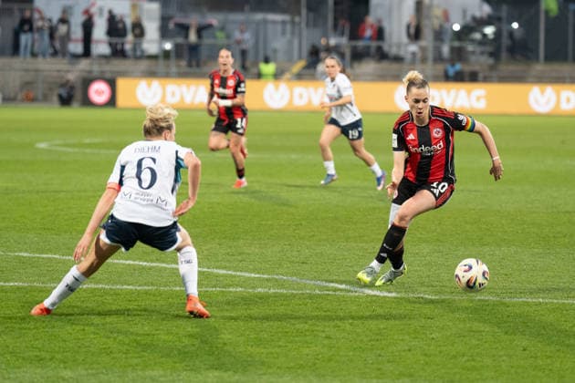 18 03 2026, xhfmx, Fußball Google Pixel Frauen Bundesliga, Eintracht Frankfurt TSG Hoffenheim v l Vanessa Diehm TSG 1899 Hoffenheim Frauen , Laura Freigang Eintracht Frankfurt Frauen DFL DFB REGULATIONS PROHIBIT ANY USE OF PHOTOGRAPHS as IMAGE SEQUENCES and or QUASI VIDEO Frankfurt am Main