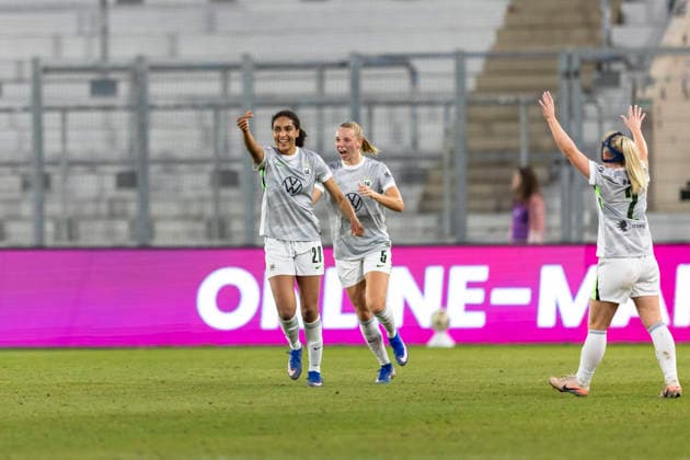 Google Pixel Womens Bundesliga FC Carl Zeiss Jena vs VfL Wolfsburg Jena 18 03 2026 0 2 by Cora Zicai 28 VfL Wolfsburg left , Ella Peddemors 5 VfL Wolfsburg center and Thea Bjelde 2 VfL Wolfsburg right Google Pixel Womens Bundesliga FC Carl Zeiss Jena vs VfL Wolfsburg ad hoc arena at Ernst Abbe Sportfeld 18 03 2026 DFB REGULATIONS PROHIBIT ANY USE OF PHOTOGRAPHS AS IMAGE SEQUENCES AND OR QUASI VIDEO Copyright: xBEAUTIFULxSPORTS Duehringx