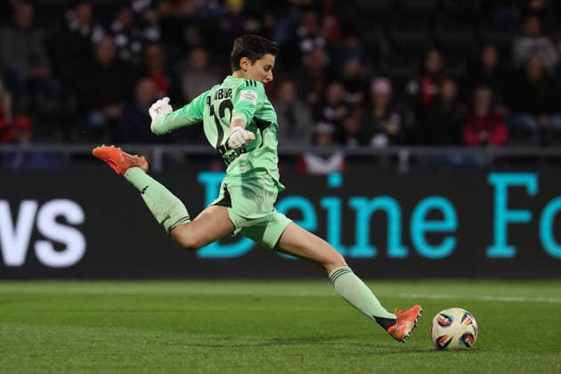 FBL Womens Bundesliga Eintracht Frankfurt and TSG Hoffenheim goalkeeper Lina Altenburg Eintracht Frankfurt in action, with the ball during the Google Pixel Womens Bundesliga match between Eintracht Frankfurt and TSG Hoffenheim on March 18, 2026, at Stadion am Brentanobad in Frankfurt am Main, Germany Copyright: JoaquimxFerreira