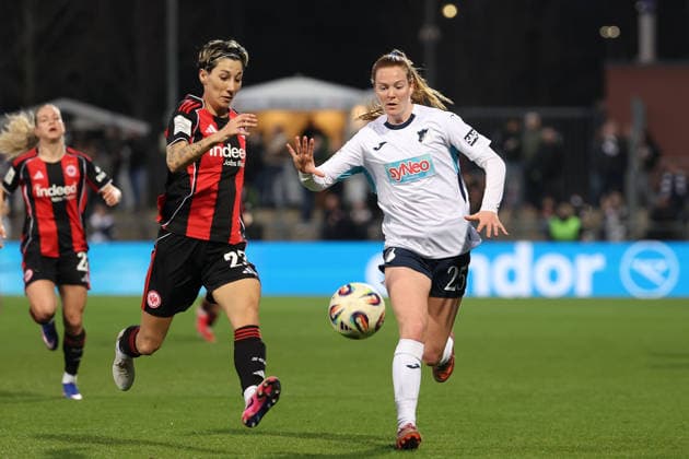FBL Womens Bundesliga Eintracht Frankfurt and TSG Hoffenheim Sara Doorsoun Khajeh Eintracht Frankfurt , Nikee van Dijk TSG Hoffenheim battles for the Ball during the Google Pixel Womens Bundesliga match between Eintracht Frankfurt and TSG Hoffenheim on March 18, 2026, at Stadion am Brentanobad in Frankfurt am Main, Germany Copyright: JoaquimxFerreira