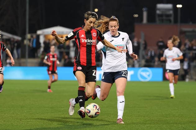 FBL Womens Bundesliga Eintracht Frankfurt and TSG Hoffenheim Sara Doorsoun Khajeh Eintracht Frankfurt , Nikee van Dijk TSG Hoffenheim battles for the Ball during the Google Pixel Womens Bundesliga match between Eintracht Frankfurt and TSG Hoffenheim on March 18, 2026, at Stadion am Brentanobad in Frankfurt am Main, Germany Copyright: JoaquimxFerreira