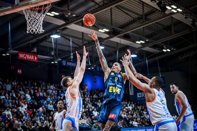 easycredit BBL Basketball Bundesliga 2025 2026 21 Matchday Catch-up 18 03 2026 Science City Jena vs EWE Baskets Oldenburg Michale Kyser Oldenburg with the basket shot against left Lorenz Bank Jena Sparkassen Arena