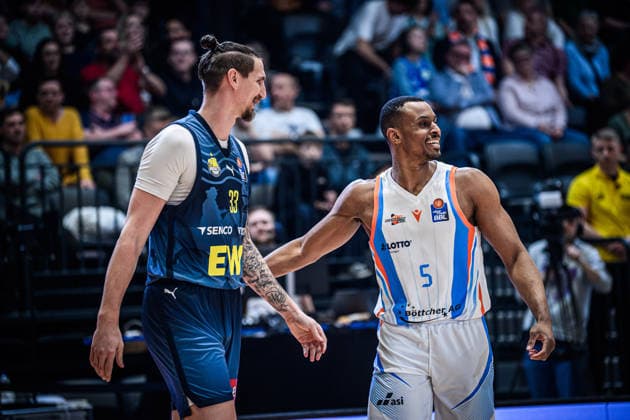easycredit BBL Basketball Bundesliga 2025 2026 21 Matchday Catch-up 18 03 2026 Science City Jena vs EWE Baskets Oldenburg v re Chris Carter Jena gives opponent Tomislav Zubcic Oldenburg a friendly pat on the back Sparkassen Arena