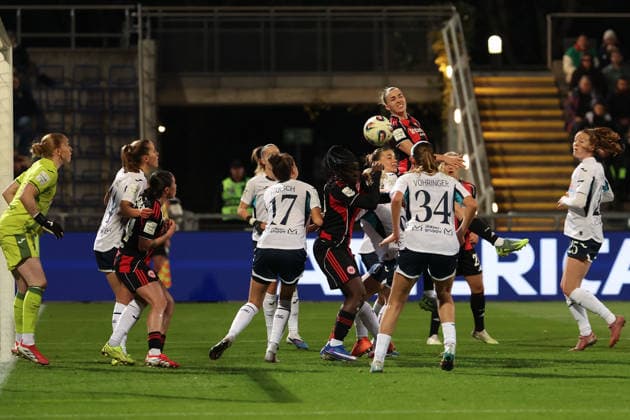 FBL Womens Bundesliga Eintracht Frankfurt and TSG Hoffenheim goalkeeper Laura Dick TSG Hoffenheim , Laura Freigang Eintracht Frankfurt in action, with the ball during the Google Pixel Womens Bundesliga match between Eintracht Frankfurt and TSG Hoffenheim on March 18, 2026, at Stadion am Brentanobad in Frankfurt am Main, Germany Copyright: JoaquimxFerreira