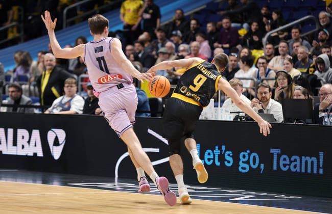 Moses Wood, Lukas Lekavicius duel Match scene Action Sport Basketball Champions League CL Men Season 2025 2026 18 03 2026 ALBA Berlin vs AEK BC Athens
