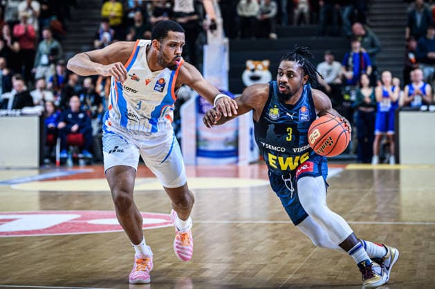 easycredit BBL Basketball Bundesliga 2025 2026 21 Matchday Catch-up 18 03 2026 Science City Jena vs EWE Baskets Oldenburg v re on the ball Christopher Clemons Oldenburg vs William McNair JR Jena Sparkassen Arena