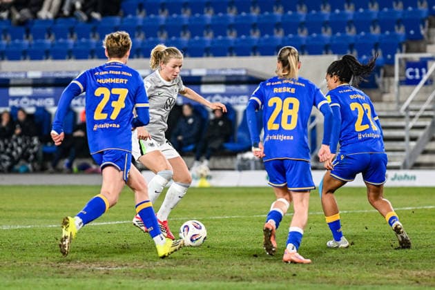 Soccer I Women I Season 2025 2026 I Bundesliga I 15 Matchday I FC Carl Zeiss Jena VfL Wolfsburg I 18 03 2026 Justine Kielland 18, VfL Wolfsburg is approached by 3 Jena players from l n r Gwendolyn Mummert 27, FC Carl Zeiss Jena , Emily Reske 28, FC Carl Zeiss Jena and Josephine Bonsu 23, FC Carl Zeiss Jena Jena Ernst Abbe Sportfeld, ad hoc Arena Thüringen Germany Copyright: xLobeca InesxHähnelx