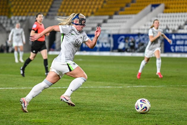 Soccer I Women I Season 2025 2026 I Bundesliga I 15 Matchday I FC Carl Zeiss Jena VfL Wolfsburg I 18 03 2026 Thea Bjelde 2, VfL Wolfsburg sprints to the ball Crop, close-up, portrait, portrait, single photo, single image, body Jena Ernst Abbe Sportfeld, ad hoc Arena Thuringia Germany Copyright: xLobeca InesxHähnelx