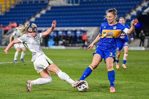 Soccer I Women I Season 2025 2026 I Bundesliga I Matchday 15 I FC Carl Zeiss Jena VfL Wolfsburg I 18 03 2026 duel Thea Bjelde 2, VfL Wolfsburg and Toma Ihlenburg 3, FC Carl Zeiss Jena both have their foot on the ball Jena Ernst Abbe Sportfeld, ad hoc Arena Thüringen Germany Copyright: xLobeca InesxHähnelx