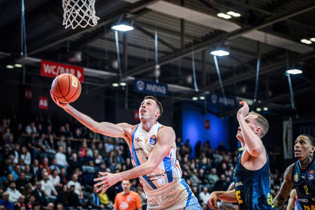 easycredit BBL Basketball Bundesliga 2025 2026 21 Matchday Catch-up 18 03 2026 Science City Jena vs EWE Baskets Oldenburg Joe Wieskamp Jena with the lay-up against Seth Hinrichs OIdenburg Sparkassen Arena