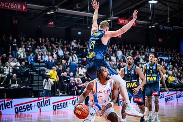 easycredit BBL Basketball Bundesliga 2025 2026 21 Matchday Catch-up 18 03 2026 Science City Jena vs EWE Baskets Oldenburg Keith Braxton Jena on the ball, Seth Hinrichs Oldenburg in the air on his back Sparkassen Arena