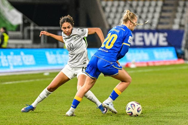 Soccer I Women I Season 2025 2026 I Bundesliga I Matchday 15 I FC Carl Zeiss Jena VfL Wolfsburg I 18 03 2026 One-on-one Steffi Schmid 20, FC Carl Zeiss Jena lets Cora Zicai 28, VfL Wolfsburg off after a change of direction Jena Ernst Abbe Sportfeld, ad hoc Arena Thüringen Germany Copyright: xLobeca InesxHähnelx