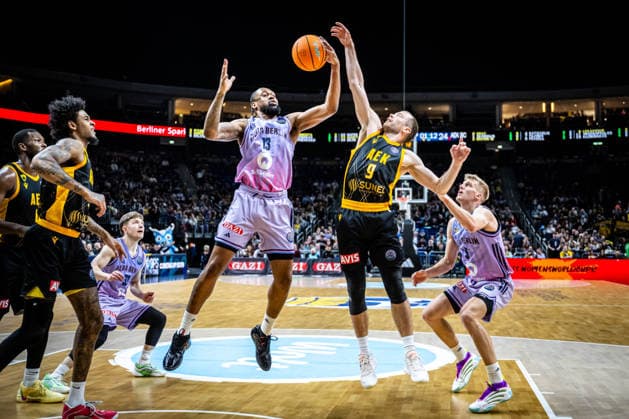 Basketball Berlin 18.03.2026 FIBA Champions League Round Of 16 Alba Berlin - AEK Athen J wan Roberts (Alba Berlin, No.13) Lukas Lekavicius (AEK Athen, No.09) *** Basketball Berlin 18 03 2026 FIBA Champions League Round Of 16 Alba Berlin AEK Athens J wan Roberts Alba Berlin, No 13 Lukas Lekavicius AEK Athens, No 09