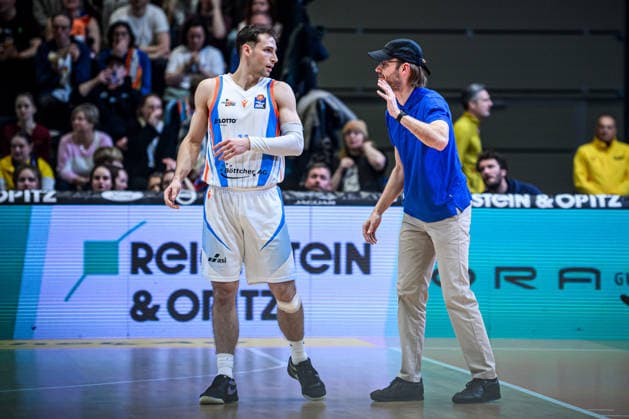 easycredit BBL Basketball Bundesliga 2025 2026 21 Matchday catch-up game 18 03 2026 Science City Jena vs EWE Baskets Oldenburg v re Player Jack Pagenkopf Jena in exchange with coach Björn Harmsen Jena Sparkassen Arena