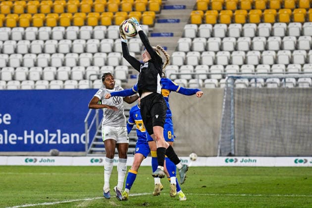 Soccer I Women I Season 2025 2026 I Bundesliga I Matchday 15 I FC Carl Zeiss Jena VfL Wolfsburg I 18 03 2026 Parade by Jasmin Janning 1, FC Carl Zeiss Jena who catches the ball from Lineth Beerensteyn 9, VfL Wolfsburg from the air Jena Ernst Abbe Sportfeld, ad hoc Arena Thüringen Germany Copyright: xLobeca InesxHähnelx