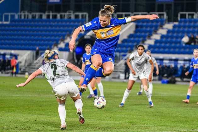 Soccer I Women I Season 2025 2026 I Bundesliga I 15 Matchday I FC Carl Zeiss Jena VfL Wolfsburg I 18 03 2026 duel Thea Bjelde 2, VfL Wolfsburg lets Toma Ihlenburg 3, FC Carl Zeiss Jena jump into the air Jena Ernst Abbe Sportfeld, ad hoc Arena Thüringen Germany Copyright: xLobeca InesxHähnelx