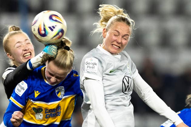 Google Pixel Womens Bundesliga FC Carl Zeiss Jena vs VfL Wolfsburg Jena 18 03 2026 Isabella Jaron 24 FC Carl Zeiss Jena in front and Jasmin Janning 1 FC Carl Zeiss Jena behind against Guro Bergsvand 20 VfL Wolfsburg Google Pixel Womens Bundesliga FC Carl Zeiss Jena vs VfL Wolfsburg ad hoc arena at Ernst Abbe Sportfeld 18 03 2026 DFB REGULATIONS PROHIBIT ANY USE OF PHOTOGRAPHS AS IMAGE SEQUENCES AND OR QUASI VIDEO Copyright: xBEAUTIFULxSPORTS Duehringx