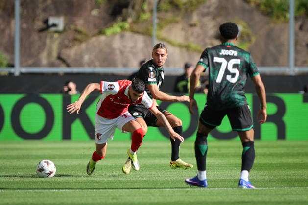 SC Braga vs Ferencvaros TC -UEFA Europa League (Foto Photo : Tiago Vieira Avant Sports) BRAGA, PORTUGAL - 18th MARCH : Gabri Martinez, player of SC Braga and Cebrail Makreckis, player of Ferencvaros TC during the match between SC Braga vs Ferencvaros TC - UEFA Europa League , Estadio Municipal de Braga. (Foto : Tiago Vieira Avant Sports) Braga, Portugal Estadio Municipal de Braga Portugal Copyright: xFoto Photox:xTiagoxVieira AvantxSportsx