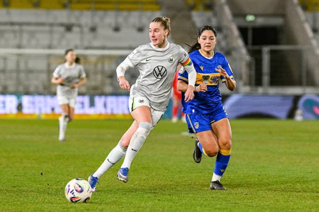 Soccer I Women I Season 2025 2026 I Bundesliga I 15 Matchday I FC Carl Zeiss Jena VfL Wolfsburg I 18 03 2026 Janina Minge 6, VfL Wolfsburg plays the ball in front of Olivia Johansson Alcaide 9, FC Carl Zeiss Jena Jena Ernst Abbe Sportfeld, ad hoc Arena Thüringen Germany Copyright: xLobeca InesxHähnelx