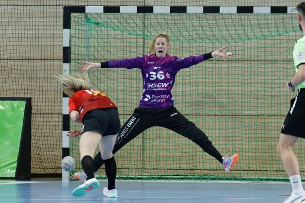 Fabienne Büch Halle, 15 , Goalkeeper Helen van Beurden Flames, 36 , Seven meters, SV Union Halle Neustadt vs HSG Bensheim Auerbach, Alsco Handball Bundesliga Women, Season 2025 26, 20 Matchday, 18 03 2026 Halle SWH Arena Sachsen Anhalt Germany