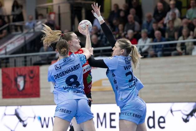 Handball Bundesliga Frauen,HBF, Saison 2025 2026 SV Union Halle Neustadt vs HSG Bensheim Auerbach Halle, Germany 18 Maerz 2026 In the picture from left in duel from left Lena Degenhardt Bensheim Auerbach , Cara Reuthal Halle , Nele Wenzel Bensheim Auerbach Halle Saale SWH Arena Sachsen Anhalt Germany