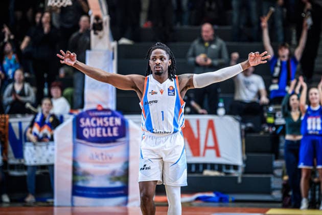 easycredit BBL Basketball Bundesliga 2025 2026 21 Matchday Catch-up 18 03 2026 Science City Jena vs EWE Baskets Oldenburg Uchenna Iroegbu Jena juggles with outstretched arms over a 3-pointer, Portrait Sparkassen Arena