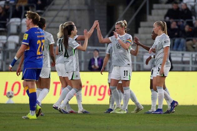 Jena vs VfL vs BL Women Jena, 18 03 2026, Football, Women, Google Pixel Bundesliga, Season 2025 2026, FC Carl Zeiss Jena vs VfL Wolfsburg, Alexandra Popp VfL Wolfsburg cheers with the team after her goal to 0 1 Ernst Abbe Sportplatz Germany