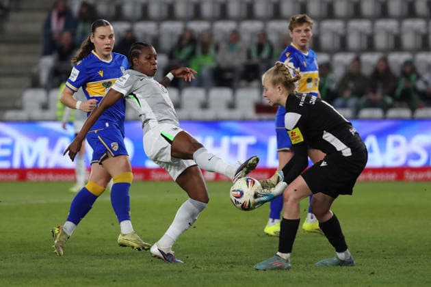 Jena vs VfL vs BL Women Jena, 18 03 2026, Football, Women, Google Pixel Bundesliga, Season 2025 2026, FC Carl Zeiss Jena vs VfL Wolfsburg, Lineth Beerensteyn VfL Wolfsburg , Goalkeeper Jasmin Janning Jena Ernst Abbe Sportplatz Germany