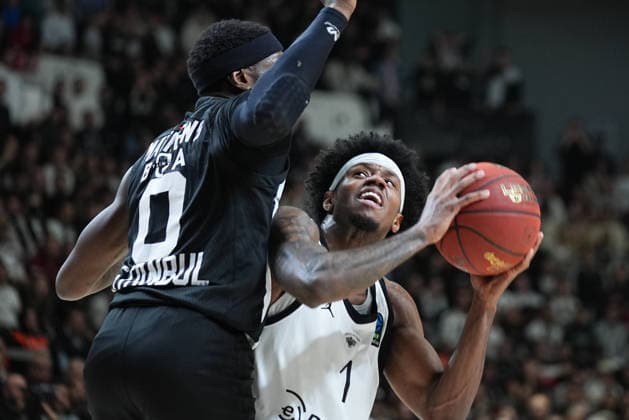 Besiktas GAIN v Dolomiti Energia Trento - BKT EuroCup ISTANBUL, TURKIYE - MARCH 18: Besiktas GAIN’s Jonah Kenneth Mathews (0) and Dolomiti Energia Trento’s DJ Steward (1) in action during the BKT EuroCup quarterfinal basketball match at BJK GAIN Sports Hall in Istanbul, Turkiye, on March 18, 2026. Adem Kutucu Anadolu Istanbul Turkey. Editorial use only. Please get in touch for any other usage.  Copyright: x2026xAnadoluxAdemxKutucux