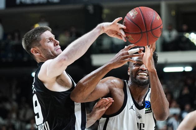 Besiktas GAIN v Dolomiti Energia Trento - BKT EuroCup ISTANBUL, TURKIYE - MARCH 18: Besiktas GAIN’s Conor Morgan (L) and Dolomiti Energia Trento’s Philippe Bayehe (R) in action during the BKT EuroCup quarterfinal basketball match at BJK GAIN Sports Hall in Istanbul, Turkiye, on March 18, 2026. Adem Kutucu Anadolu Istanbul Turkey. Editorial use only. Please get in touch for any other usage.  Copyright: x2026xAnadoluxAdemxKutucux
